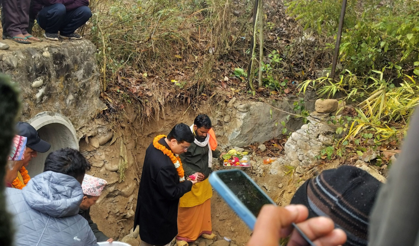 कैलालीको धनगढीमा डुबान समस्या समाधानका लागि ६ लेन सडकमा नाली निर्माण गरिँदै